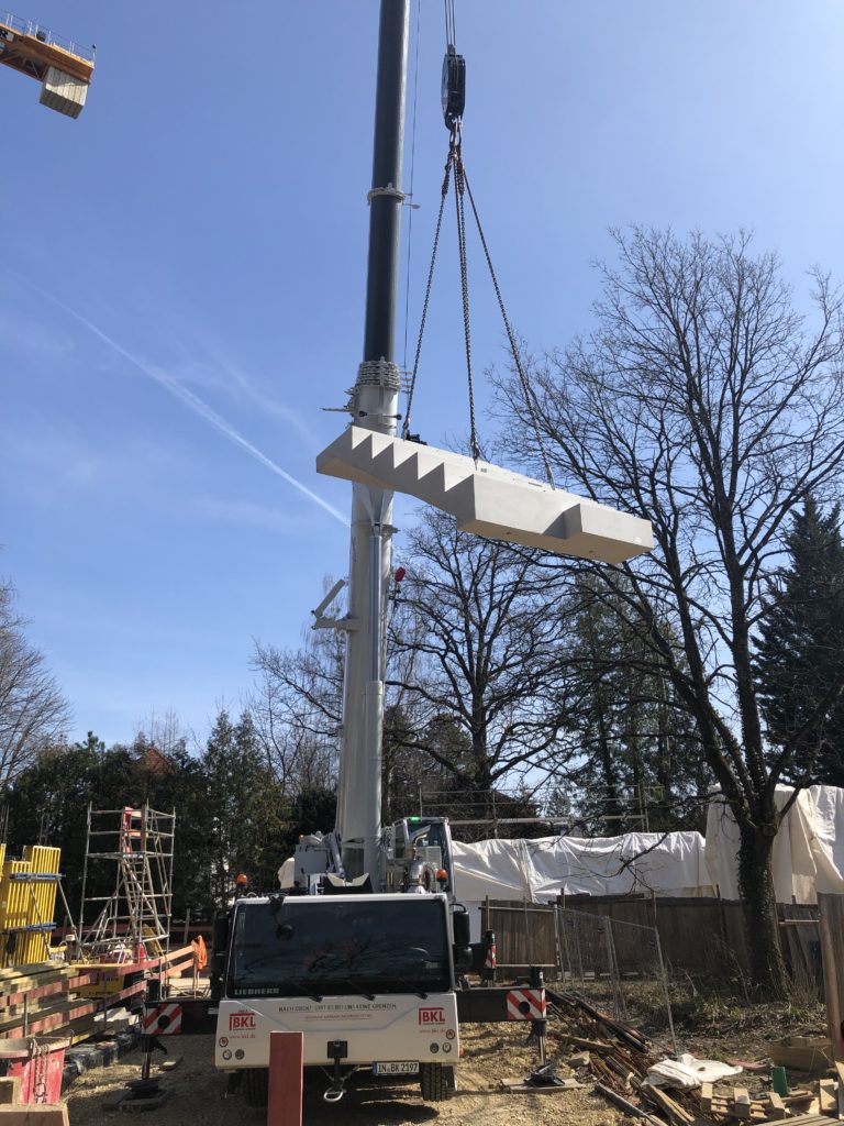 Betonfertigtreppe wird per Kran montiert – ART Beton GmbH