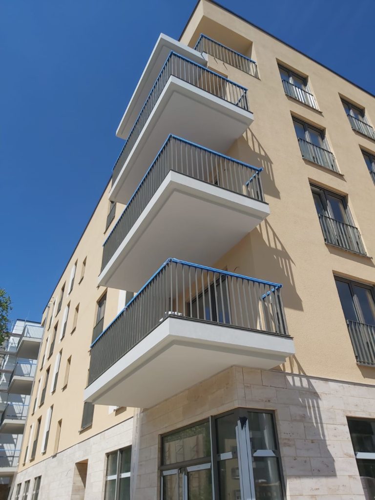 Betonbalkone Fertigteile an Fassade – ART Beton GmbH